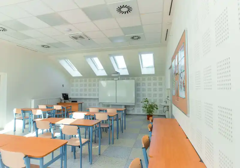 Představení školy a její interiér